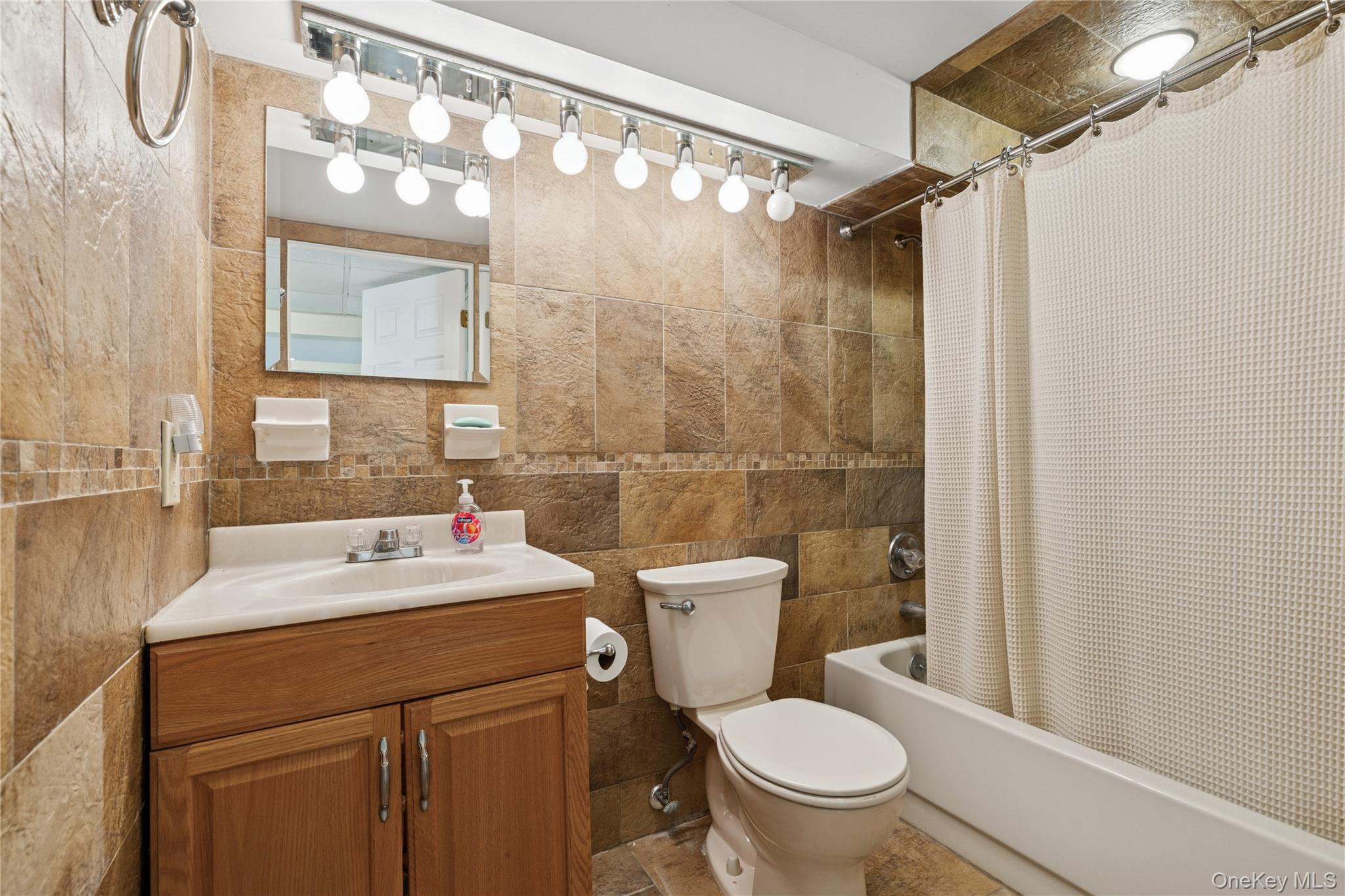 7 Mark Lane, Farmingville, NY 11738