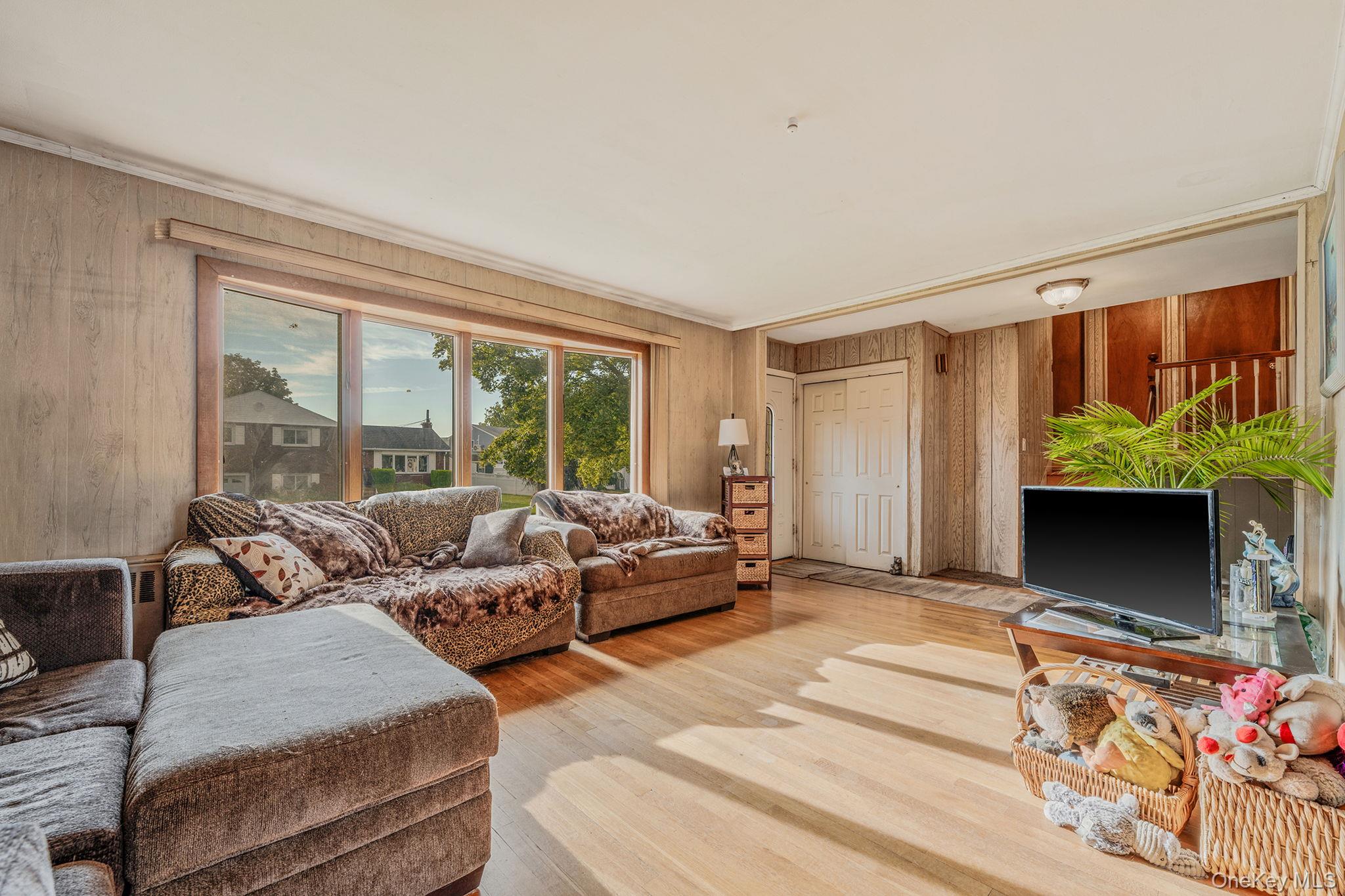 86 Silber Avenue, Bethpage, NY 11714