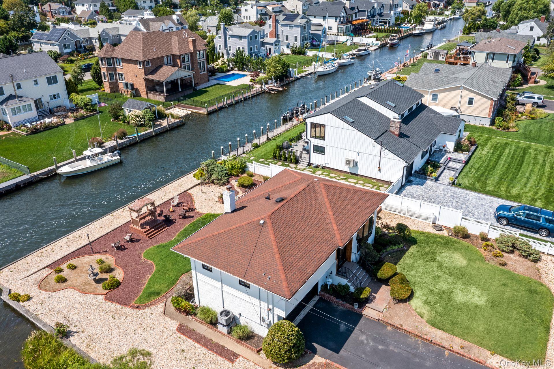 230 Sequams Lane Center, West Islip, NY 11795