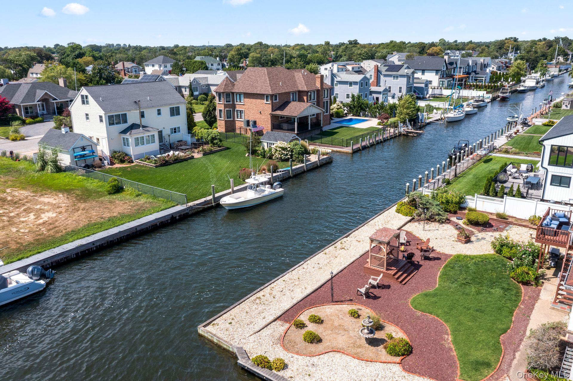 230 Sequams Lane Center, West Islip, NY 11795