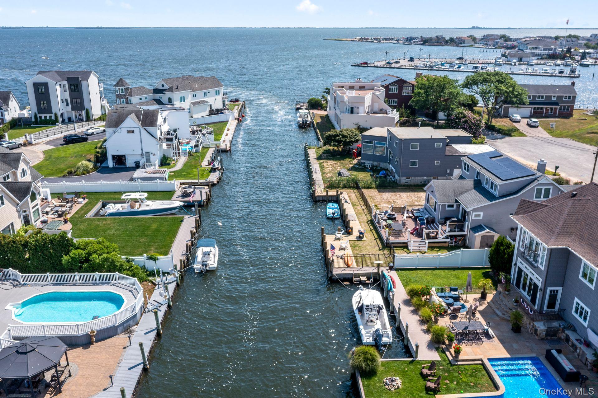 230 Sequams Lane Center, West Islip, NY 11795