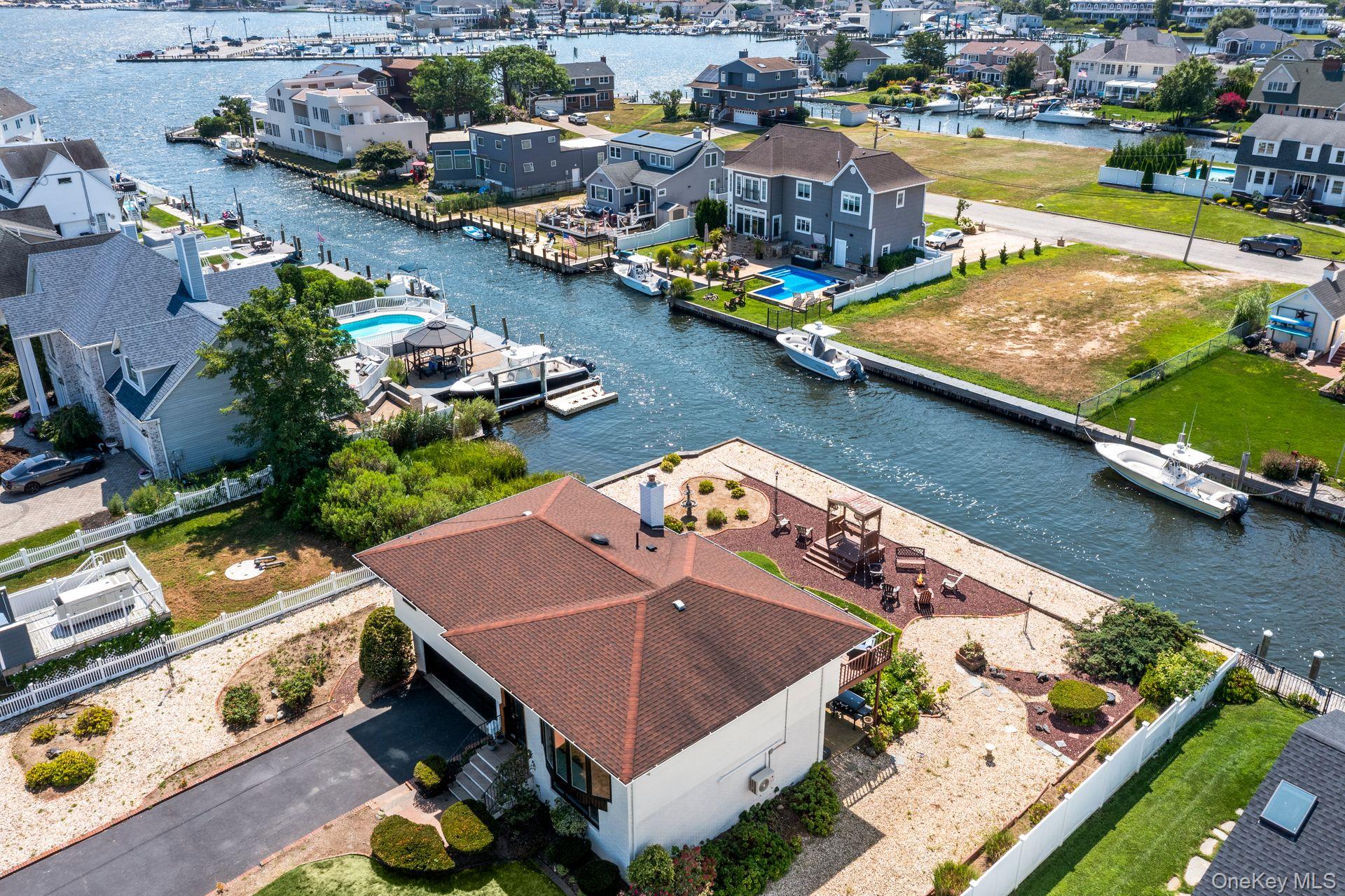 230 Sequams Lane Center, West Islip, NY 11795