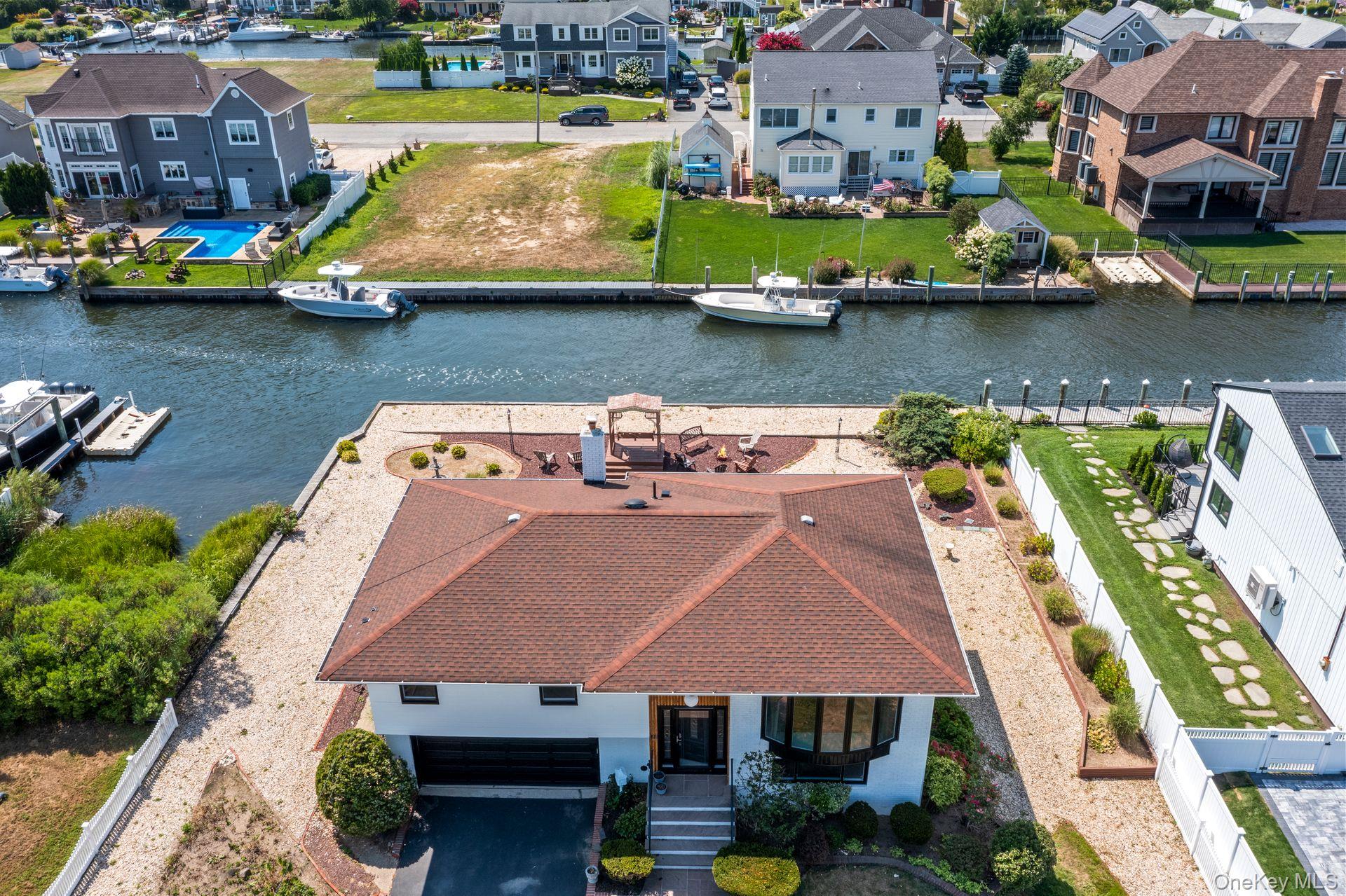 230 Sequams Lane Center, West Islip, NY 11795