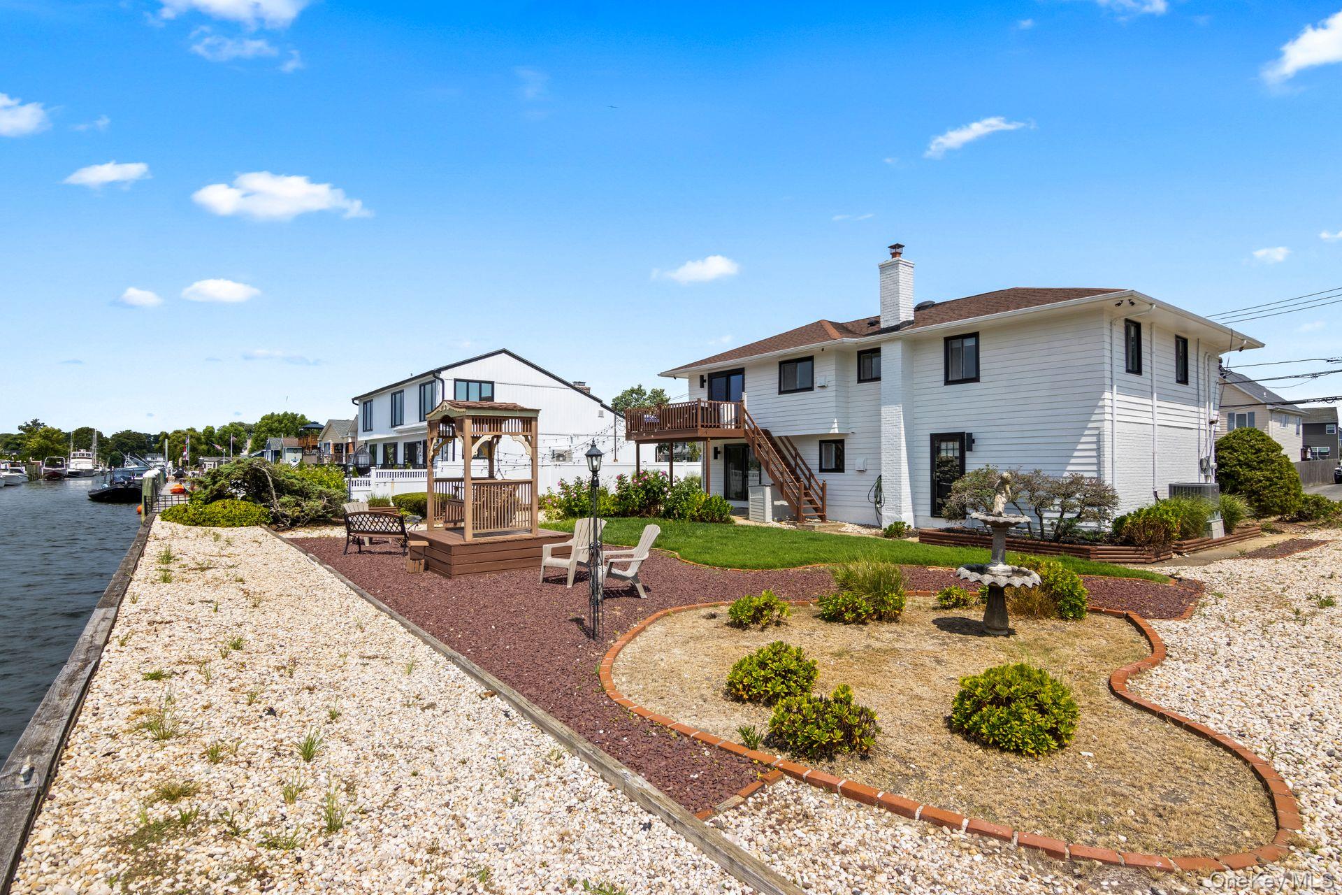 230 Sequams Lane Center, West Islip, NY 11795