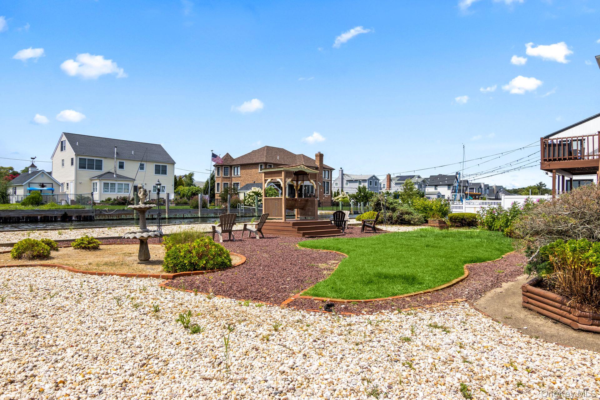 230 Sequams Lane Center, West Islip, NY 11795