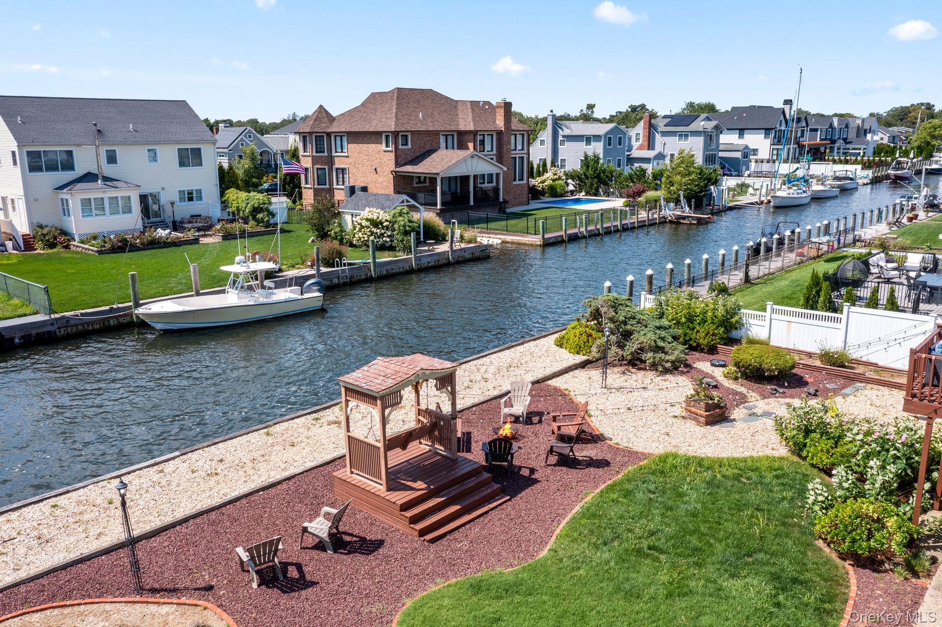 230 Sequams Lane Center, West Islip, NY 11795