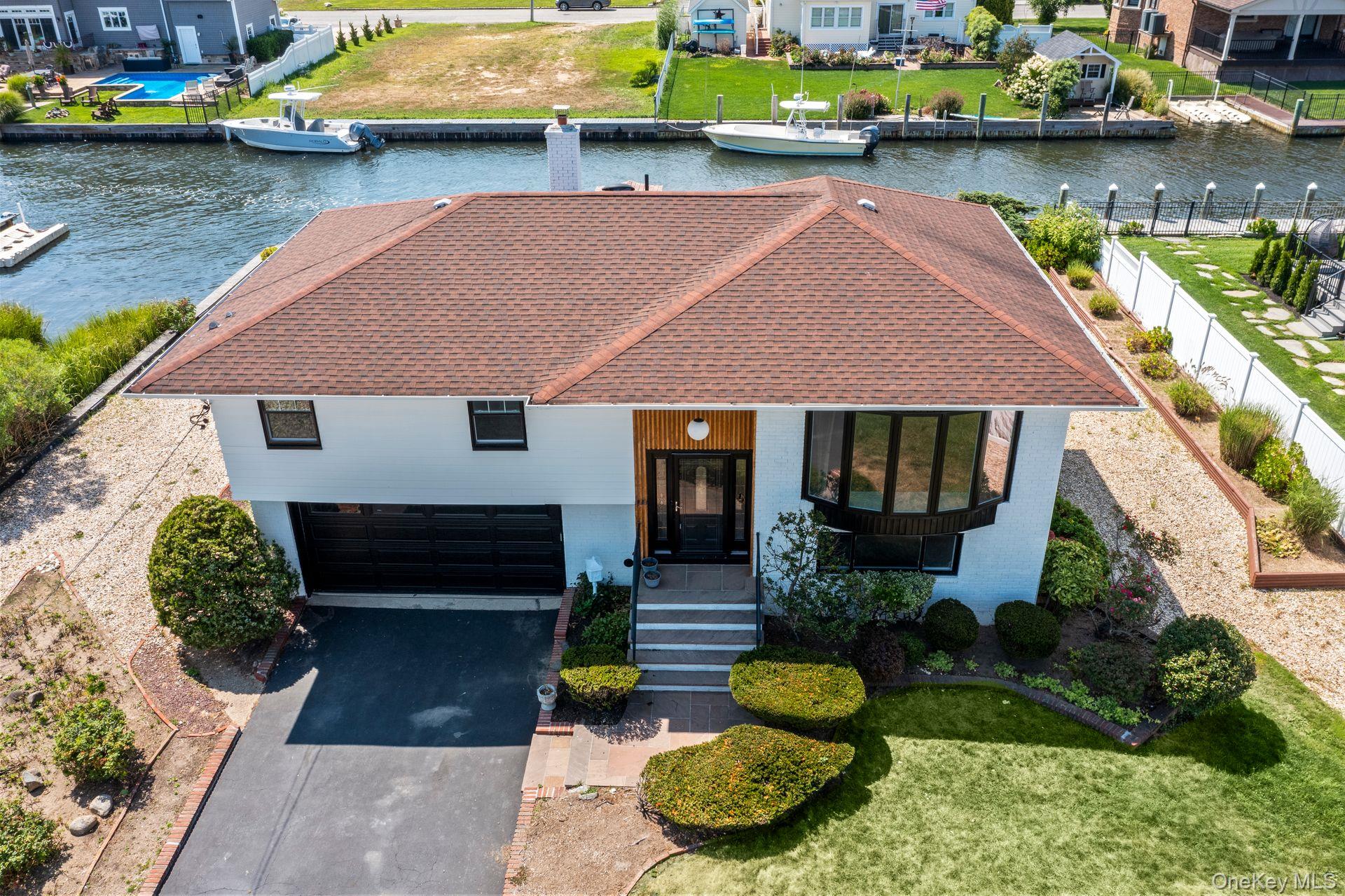 230 Sequams Lane Center, West Islip, NY 11795