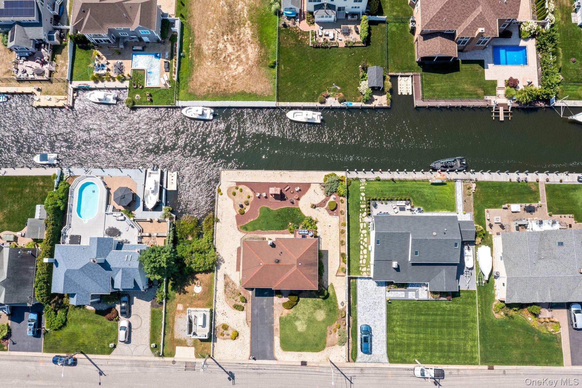 230 Sequams Lane Center, West Islip, NY 11795