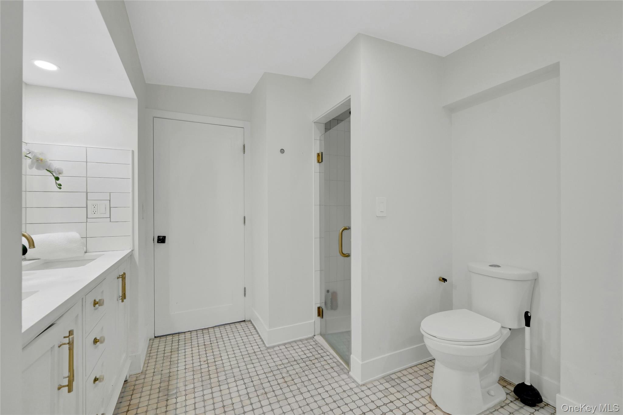 12 E Nauraushaun Avenue, Pearl River, NY 10965