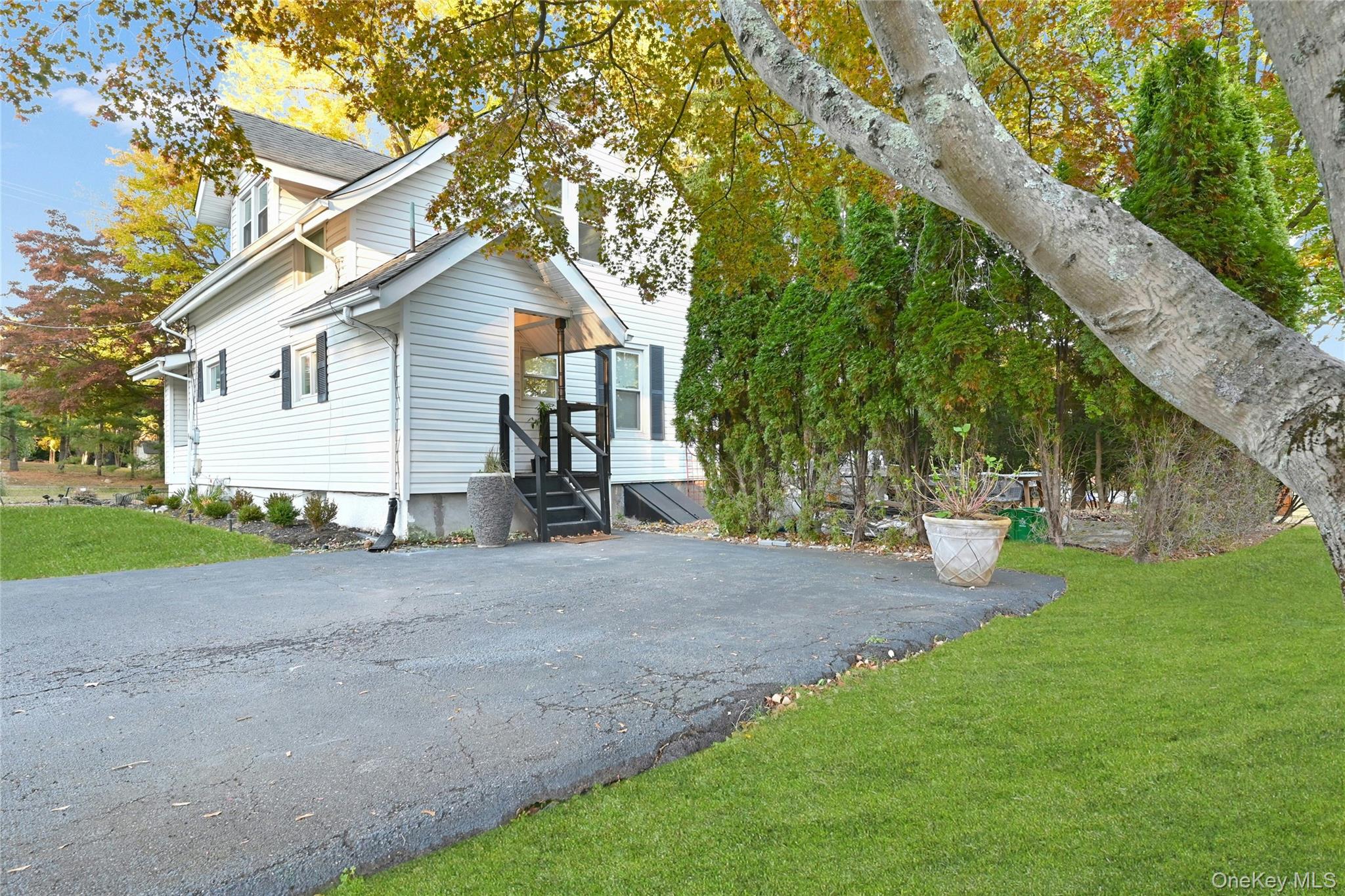 12 E Nauraushaun Avenue, Pearl River, NY 10965