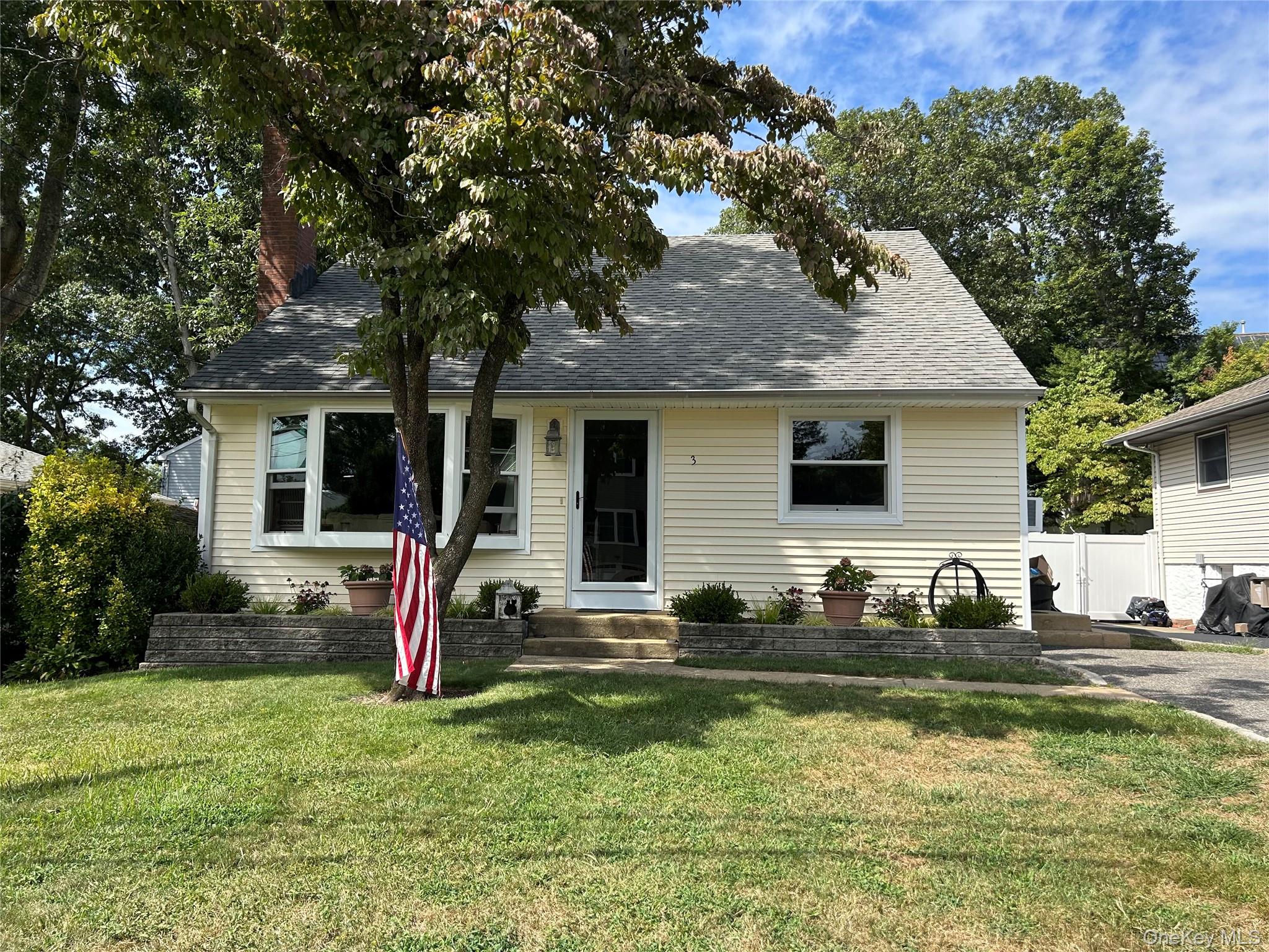 3 Knollwood Avenue, Bayville, NY 11709
