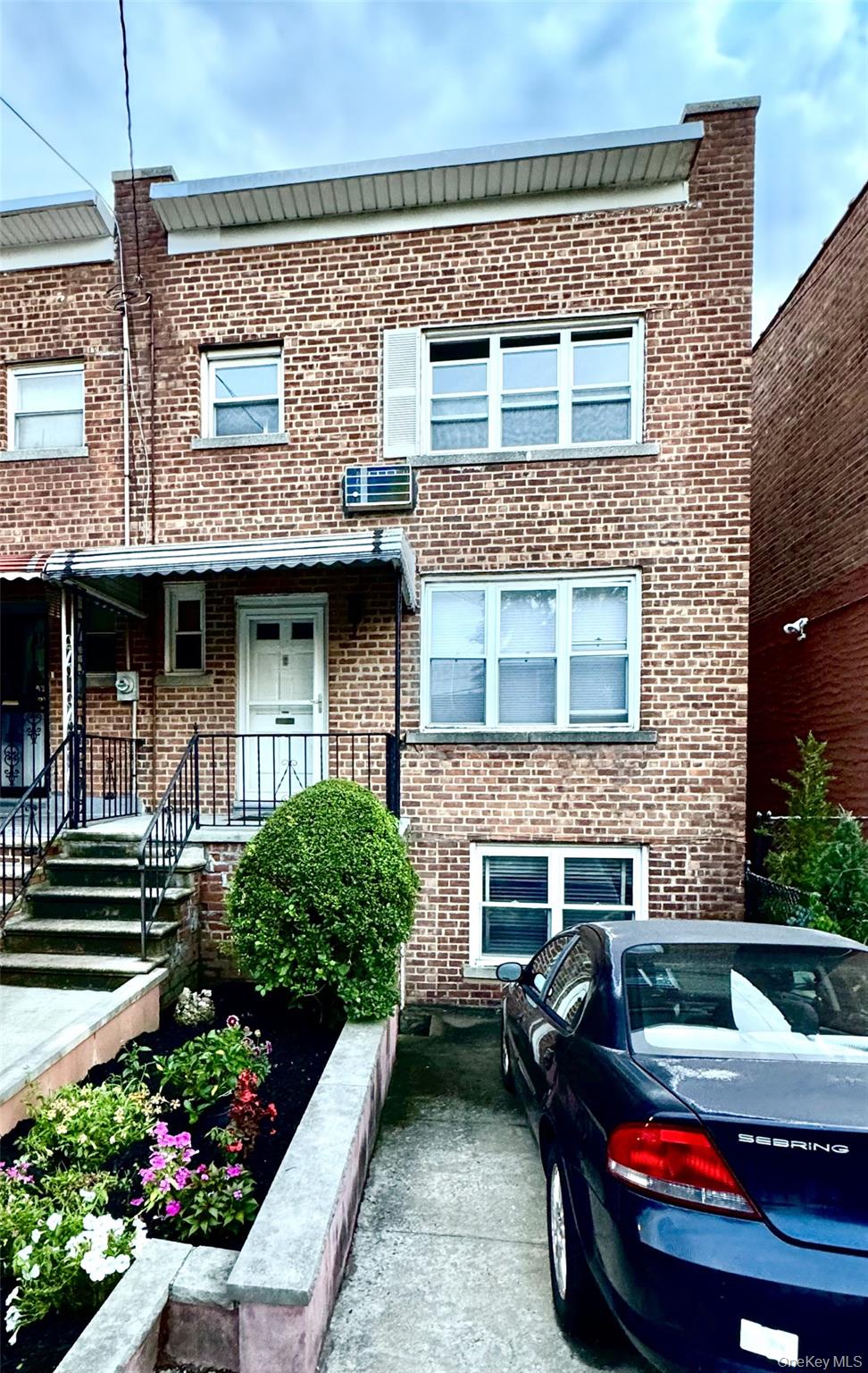1124 E 213th Street, Bronx, NY 10469