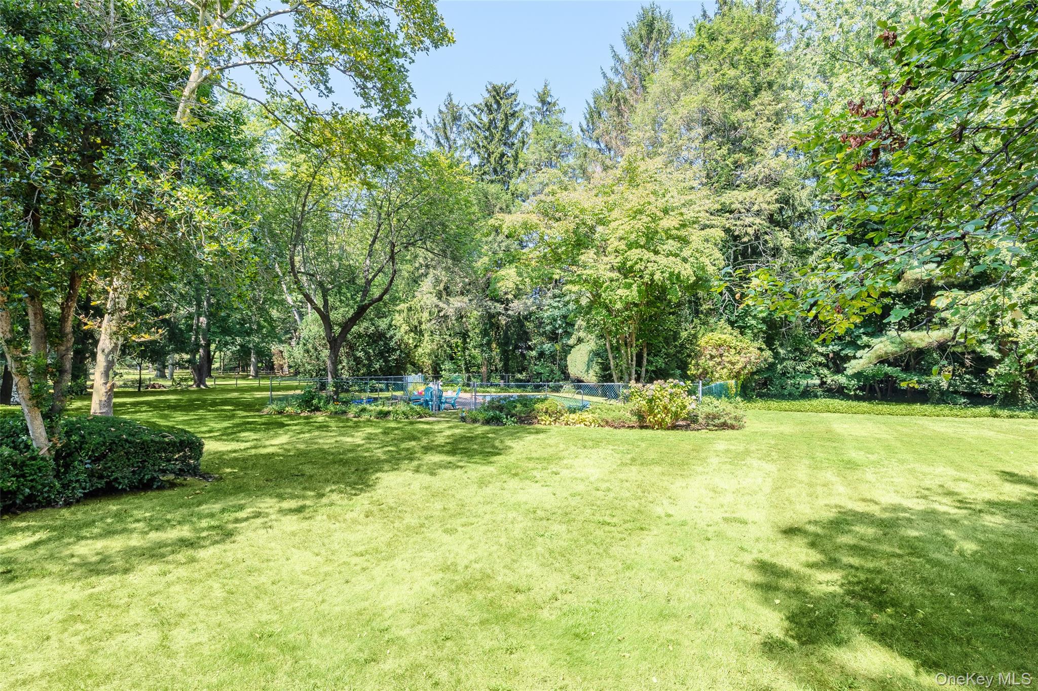 34 Cherry Lane E, Syosset, NY 11791