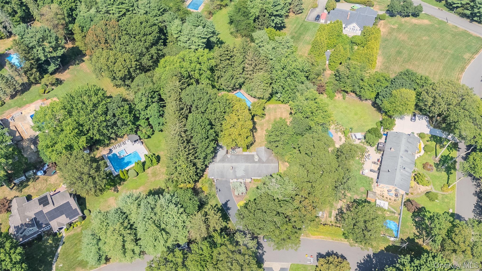 34 Cherry Lane E, Syosset, NY 11791