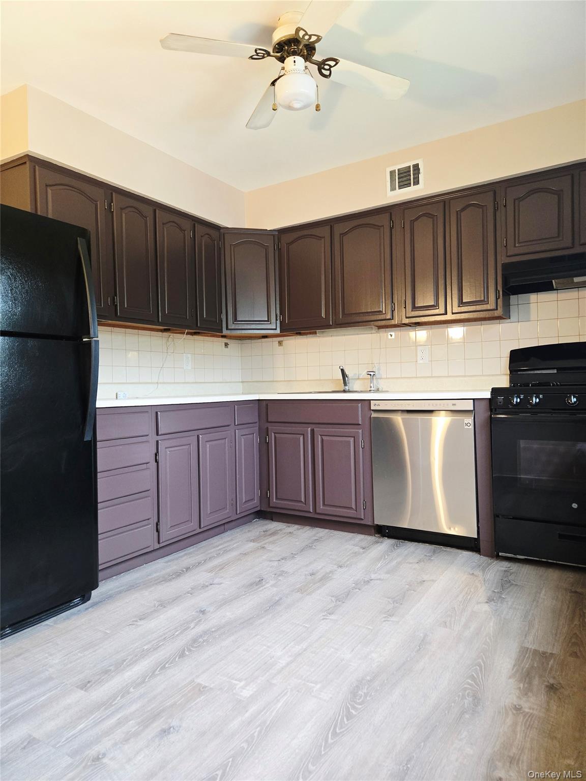 198 Pointe Circle North # 198, Coram, NY 11727