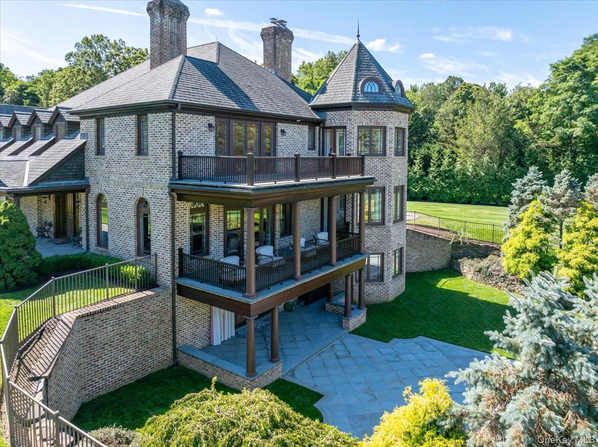 2 Sunset Drive, Head Of The Harbor, NY 11780