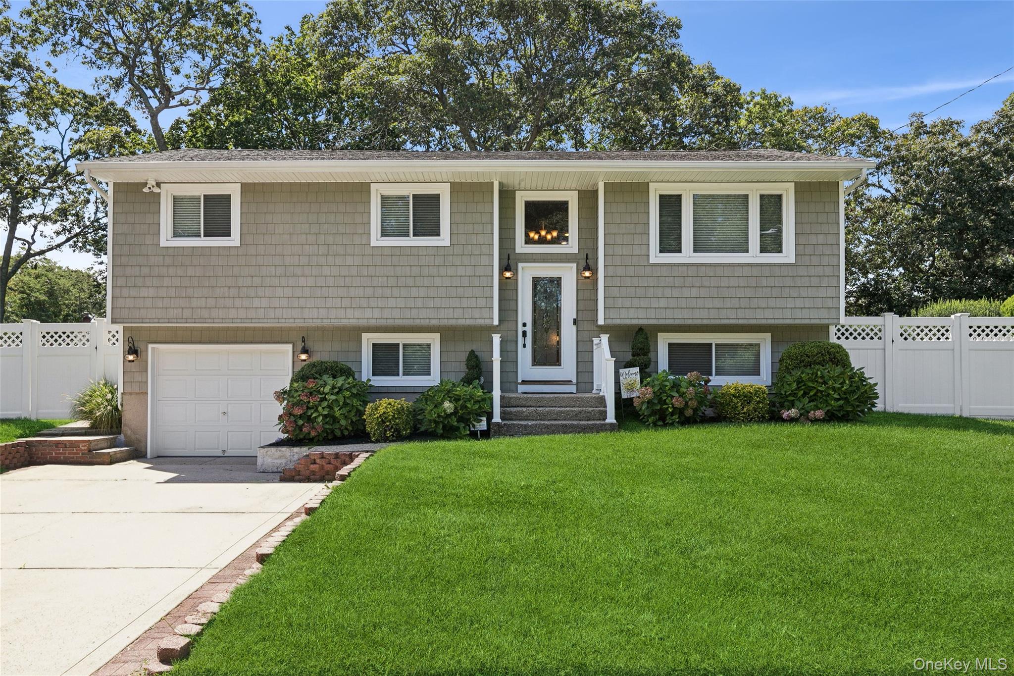 22 Hollo Dr, Holbrook, NY 11741
