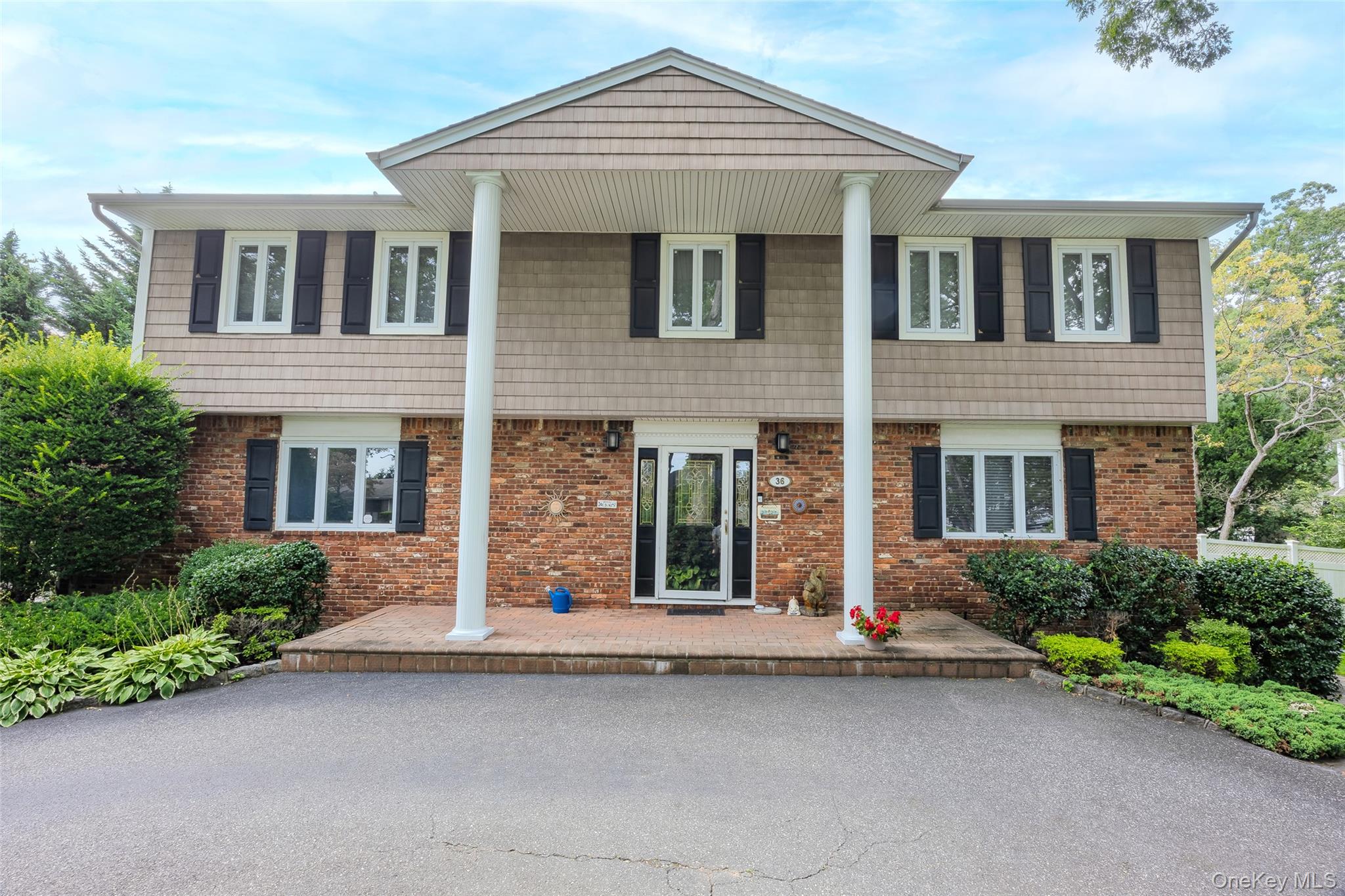 36 Southwick Court S, Plainview, NY 11803