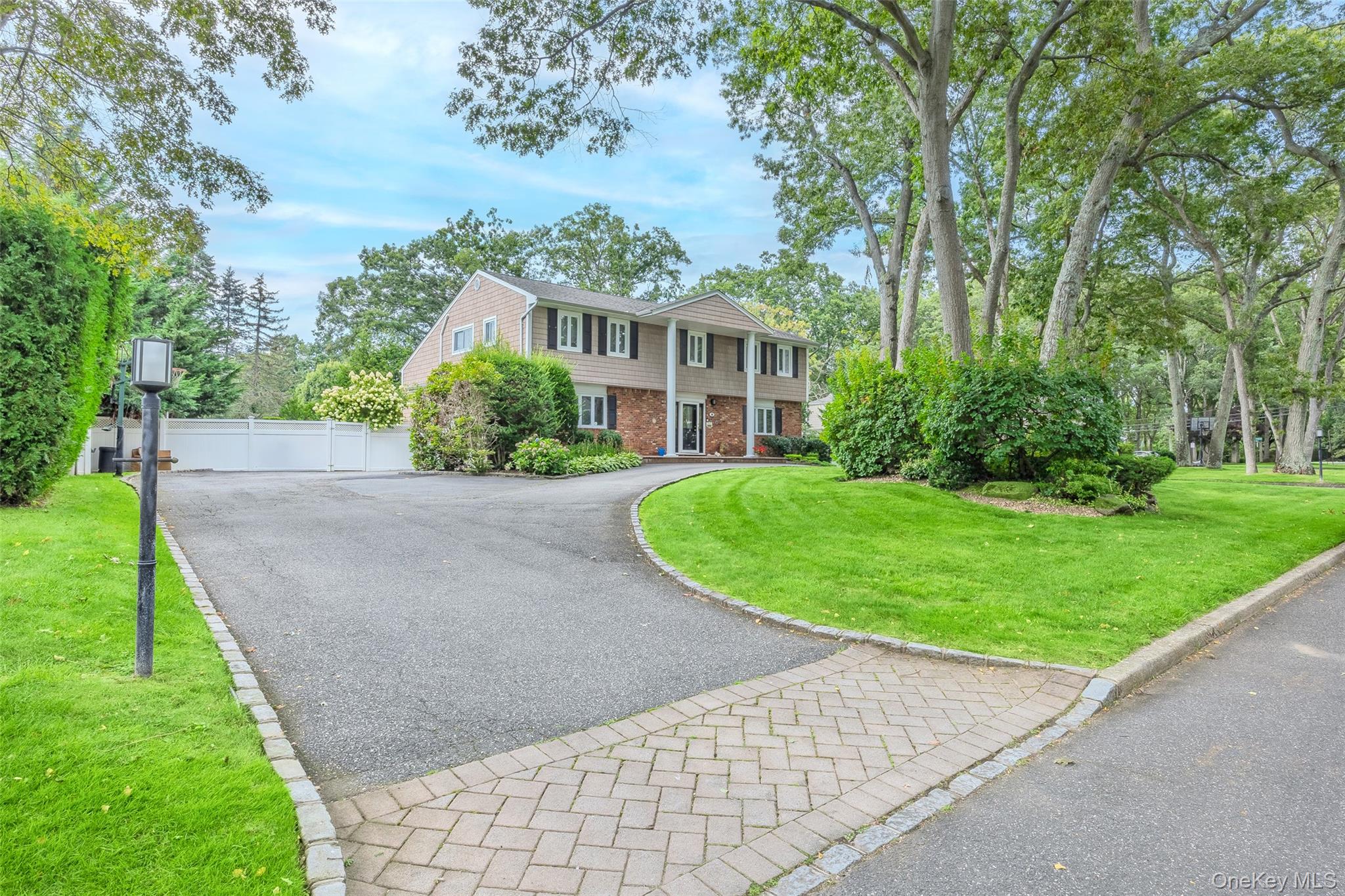 36 Southwick Court S, Plainview, NY 11803