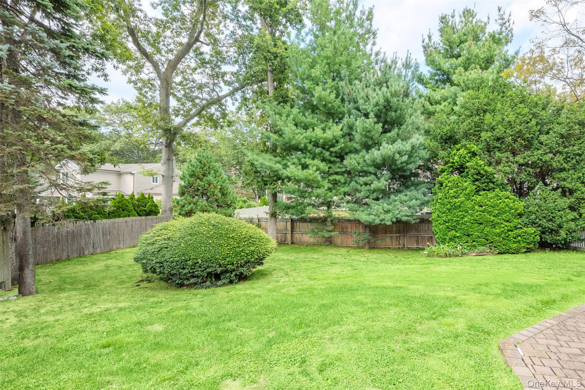 36 Southwick Court S, Plainview, NY 11803