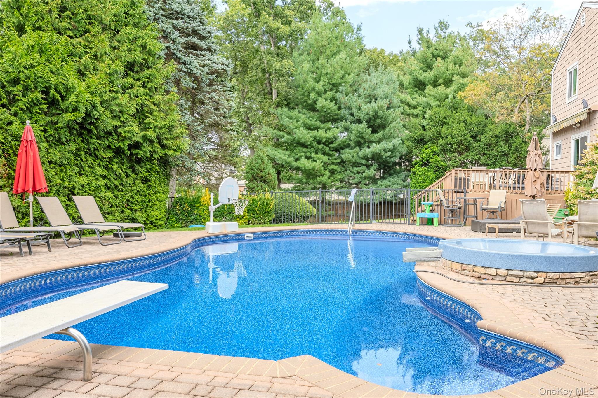 36 Southwick Court S, Plainview, NY 11803