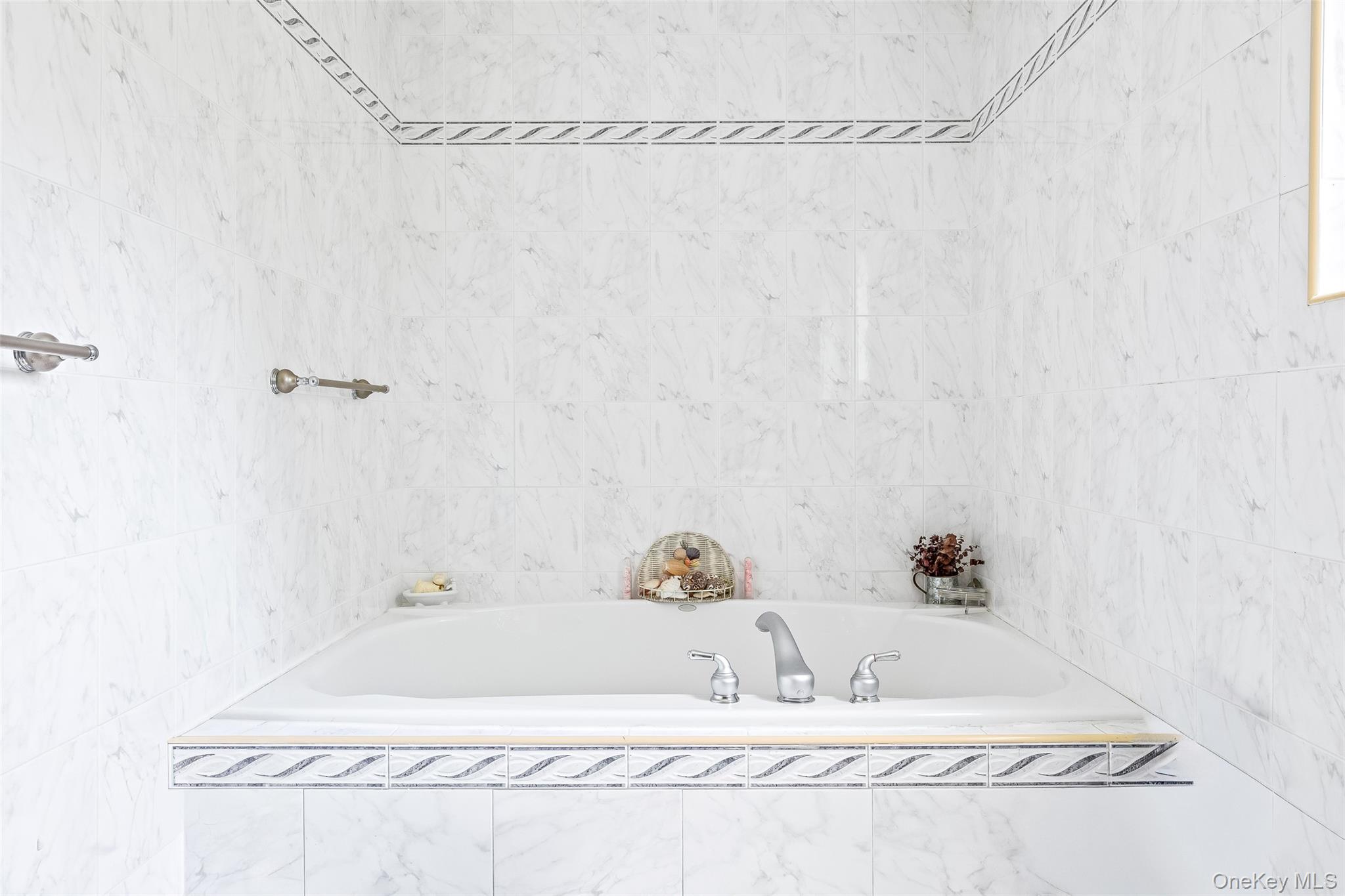 36 Southwick Court S, Plainview, NY 11803