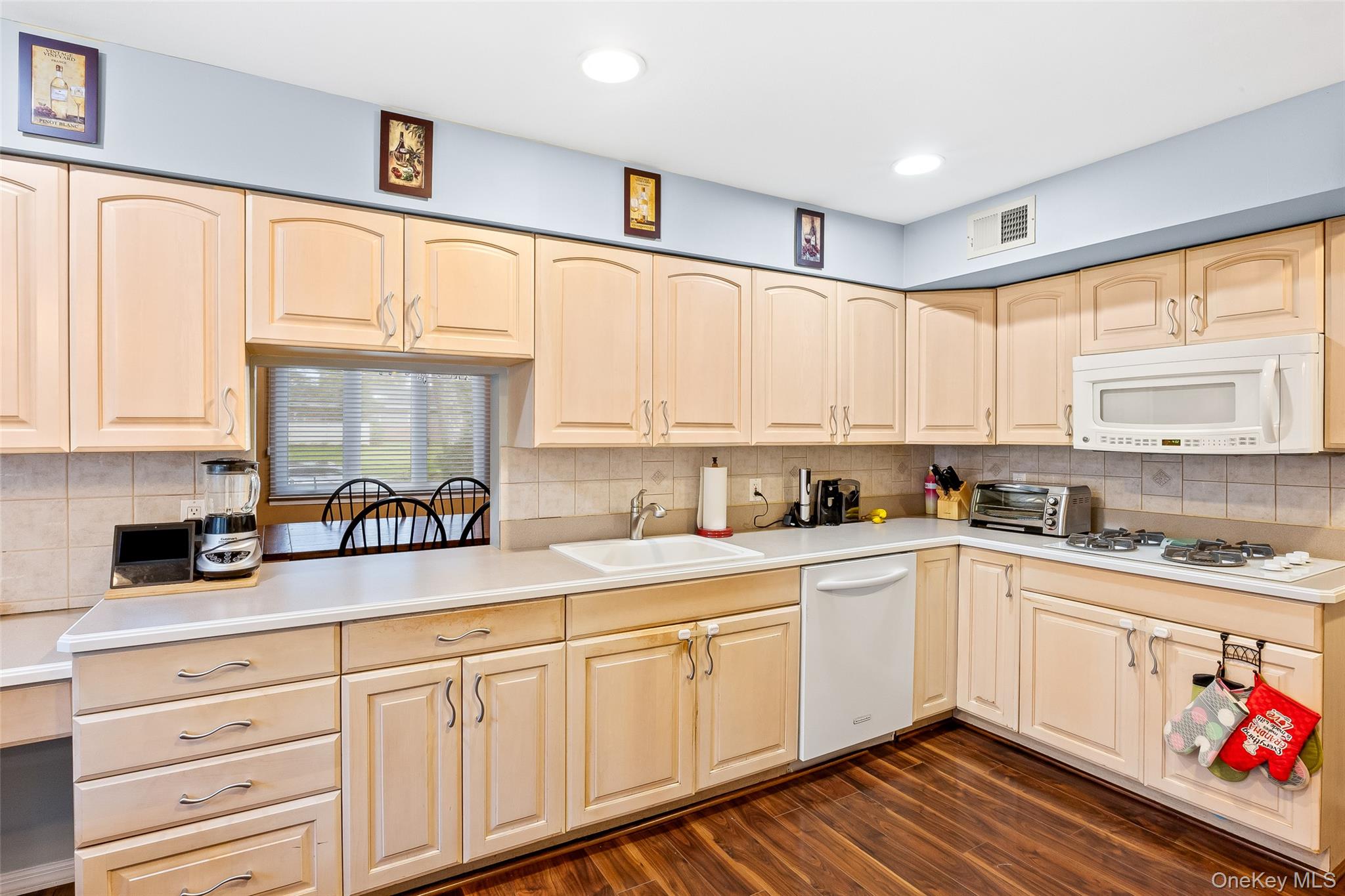 36 Southwick Court S, Plainview, NY 11803