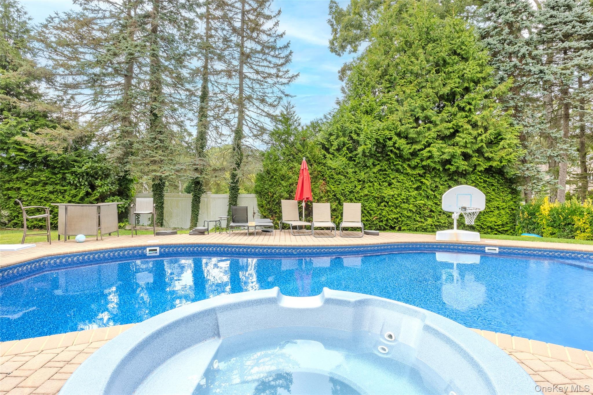 36 Southwick Court S, Plainview, NY 11803