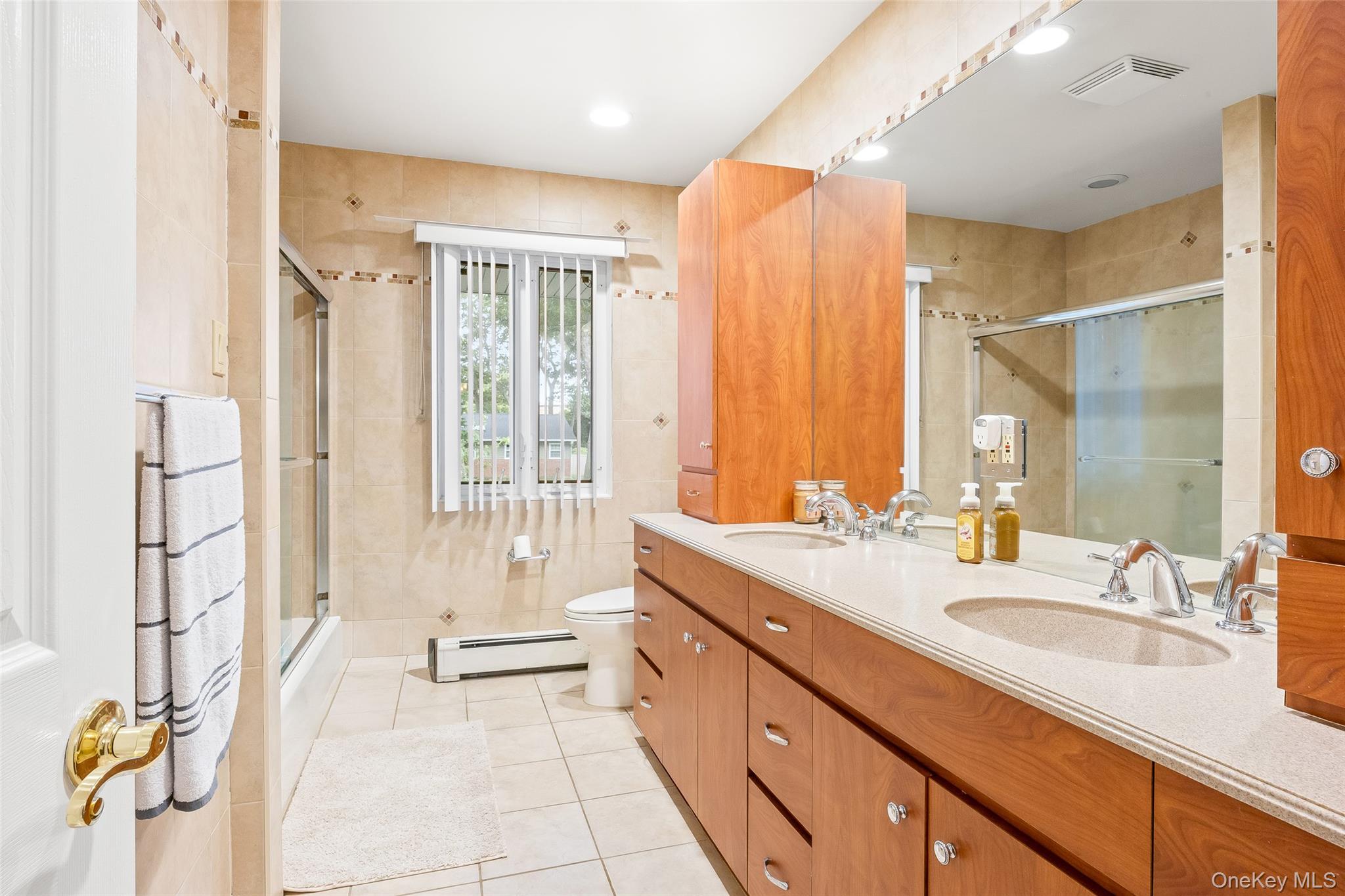 36 Southwick Court S, Plainview, NY 11803