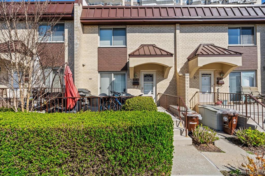 215-29 23rd Avenue # TH4, Bayside, NY 11360