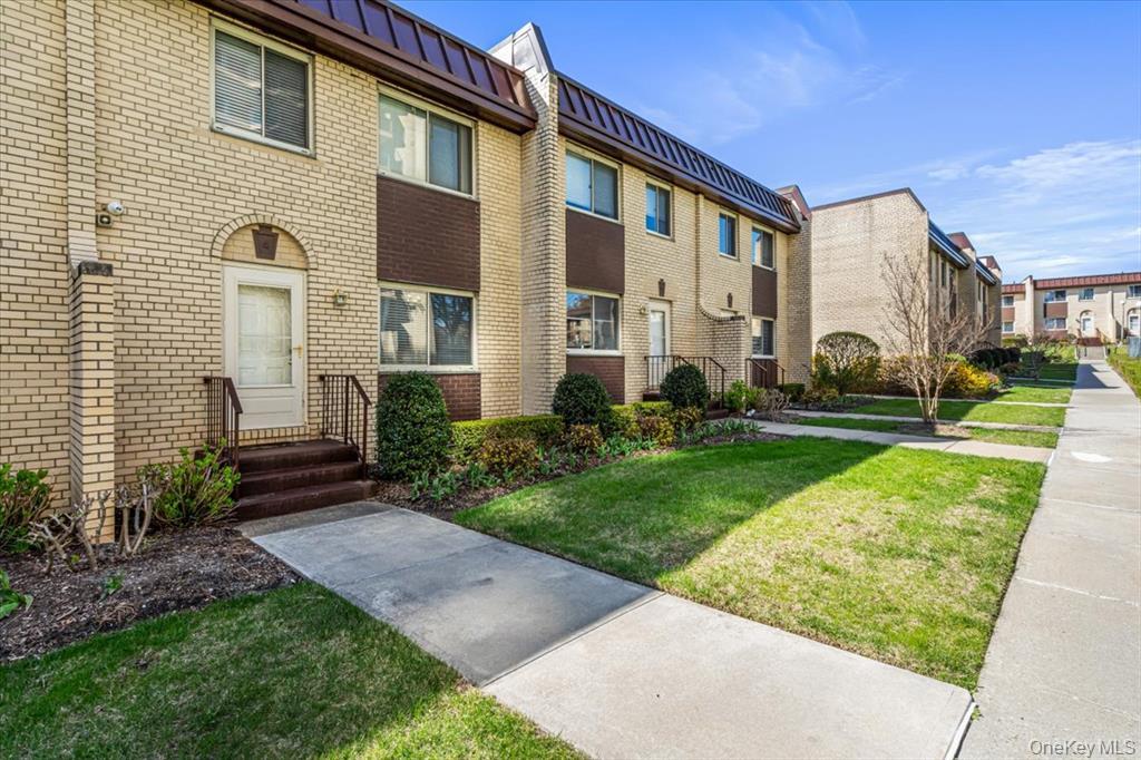 215-29 23rd Avenue # TH4, Bayside, NY 11360