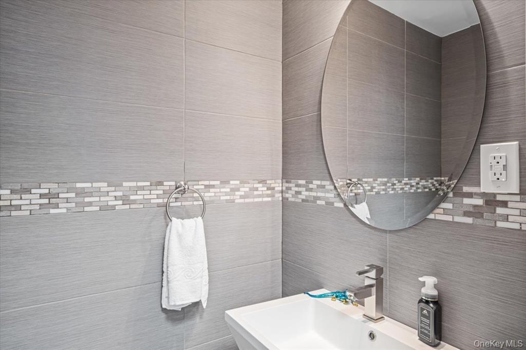 215-29 23rd Avenue # TH4, Bayside, NY 11360