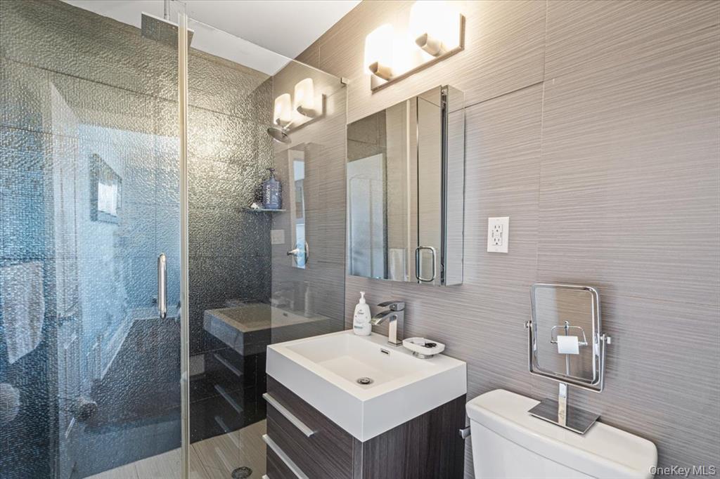 215-29 23rd Avenue # TH4, Bayside, NY 11360