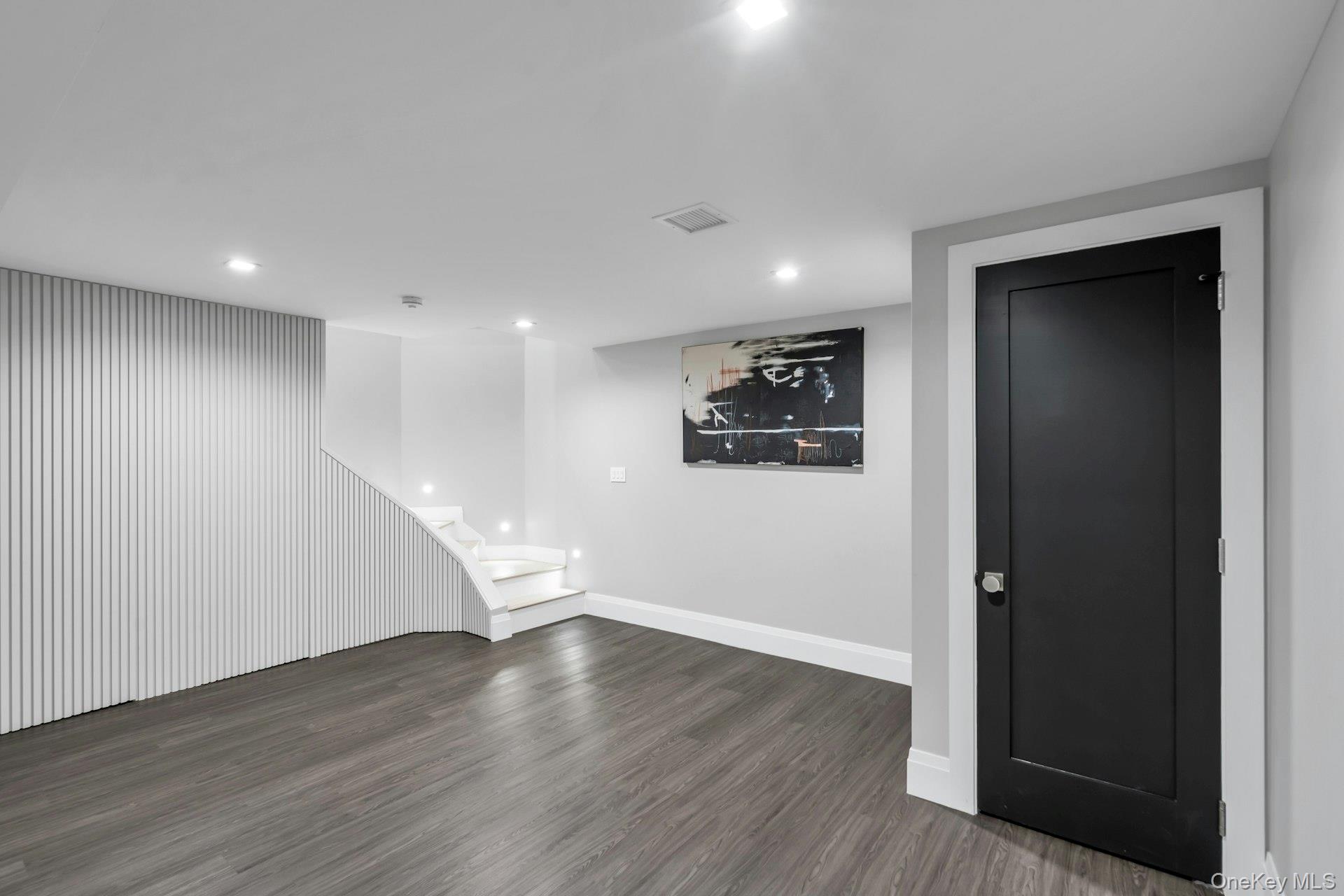 211 Hornbill Drive, Manhasset, NY 11030