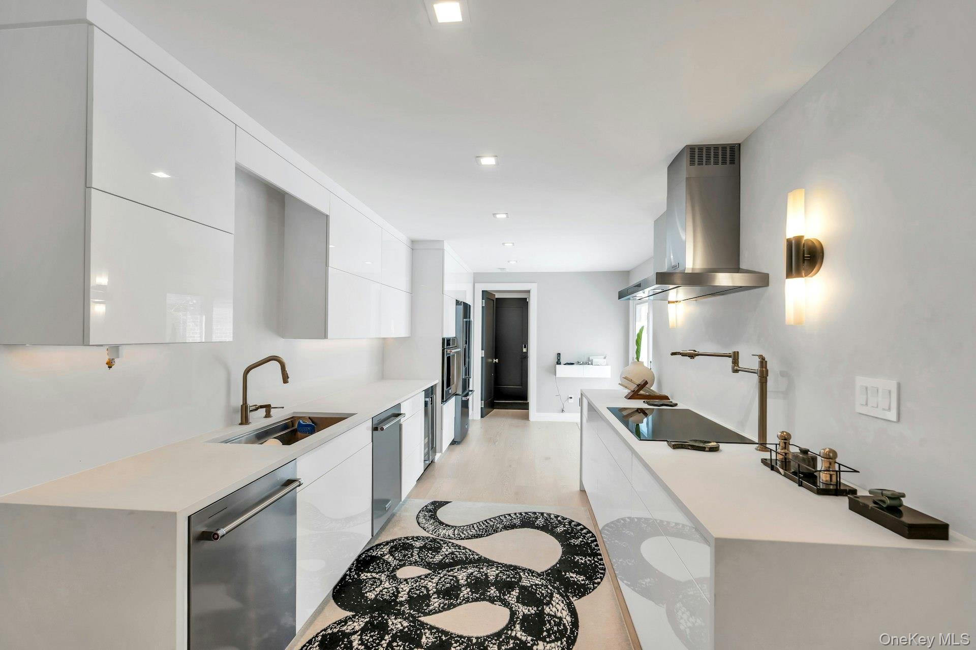 211 Hornbill Drive, Manhasset, NY 11030