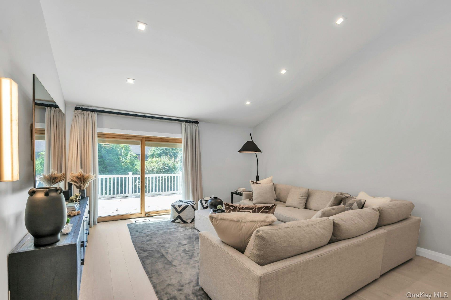 211 Hornbill Drive, Manhasset, NY 11030