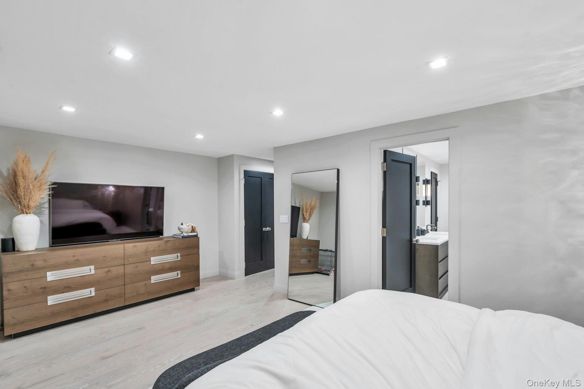 211 Hornbill Drive, Manhasset, NY 11030