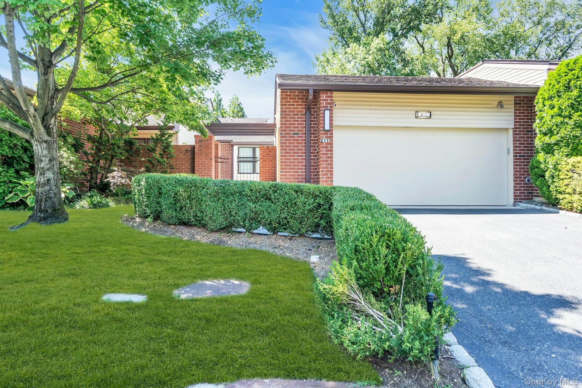 211 Hornbill Drive, Manhasset, NY 11030