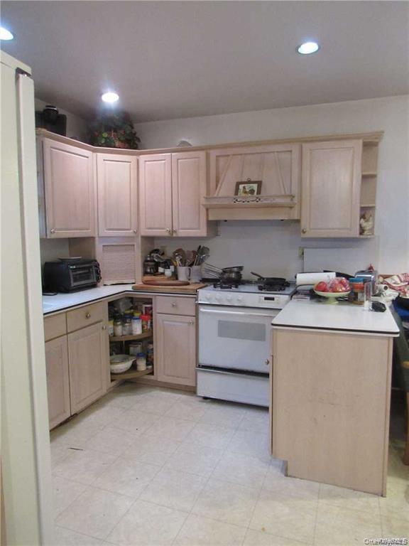 8302 116th Street, Richmond Hill, NY 11418