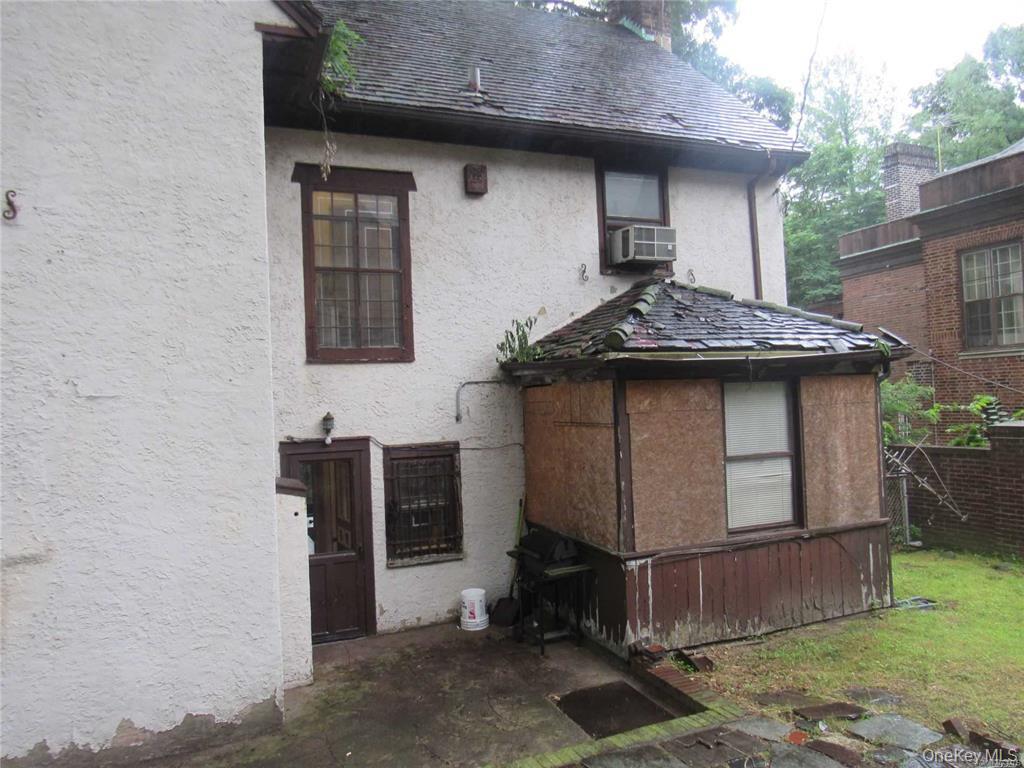 8302 116th Street, Richmond Hill, NY 11418