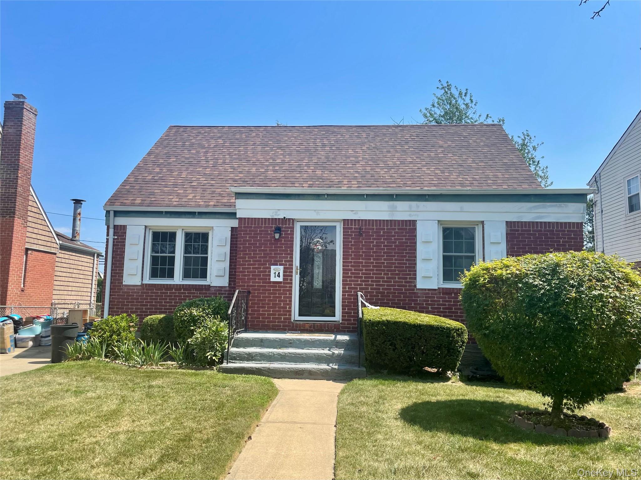 14 Park W, New Hyde Park, NY 11040