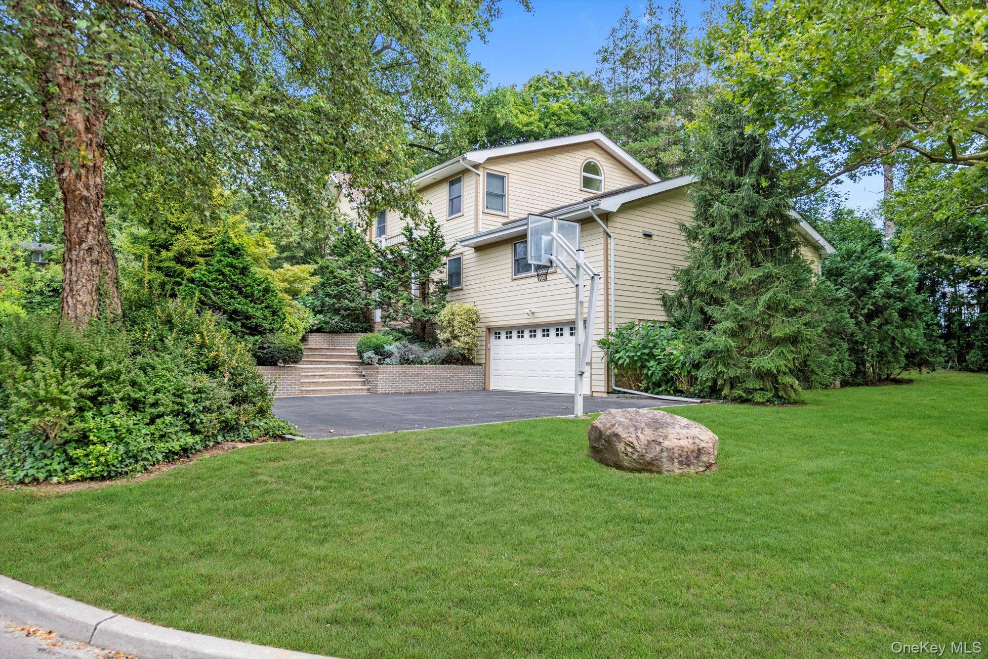 8 Briarfield Drive, Great Neck, NY 11020