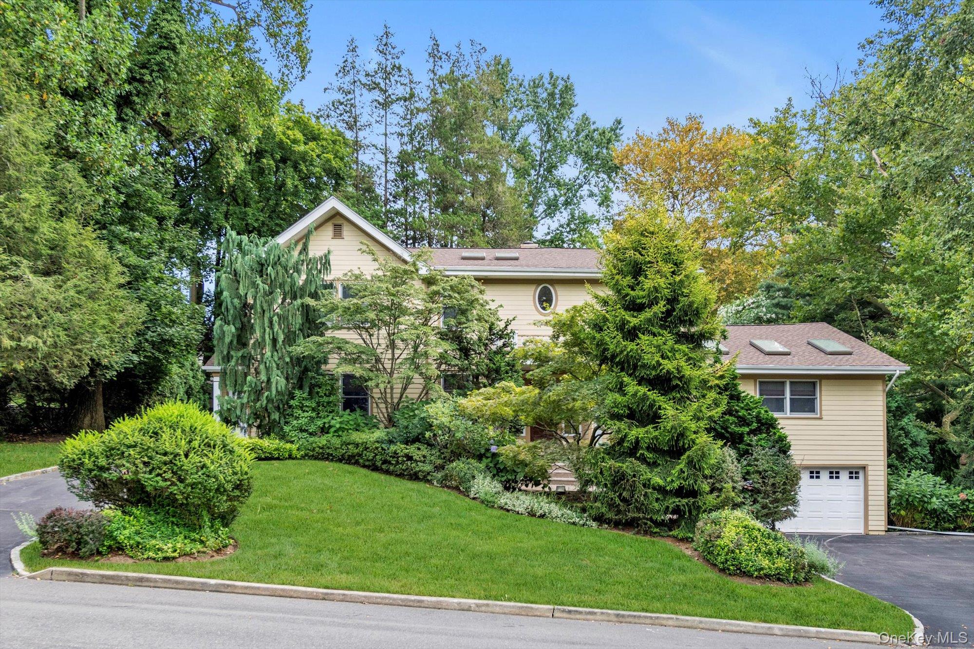 8 Briarfield Drive, Great Neck, NY 11020