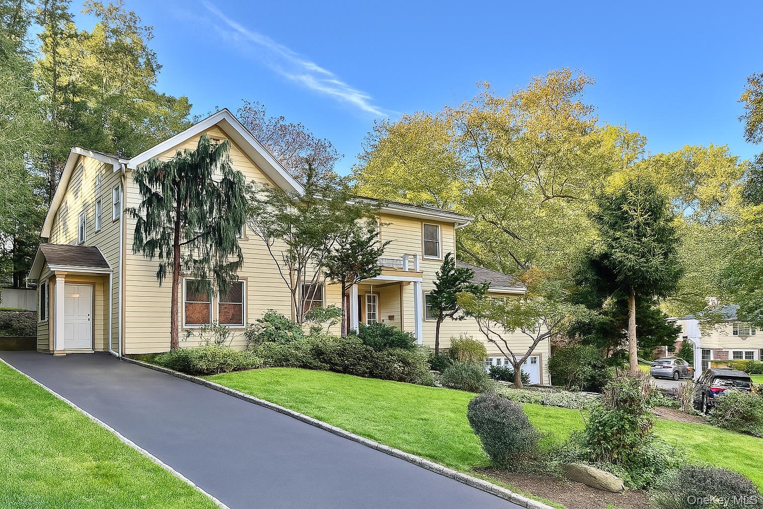 8 Briarfield Drive, Great Neck, NY 11020