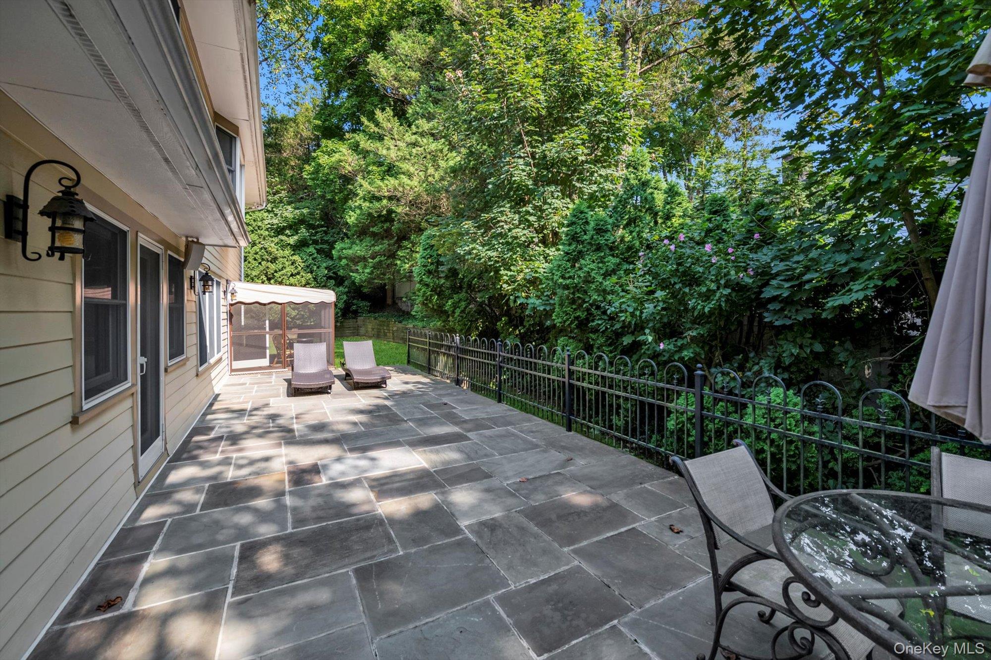 8 Briarfield Drive, Great Neck, NY 11020