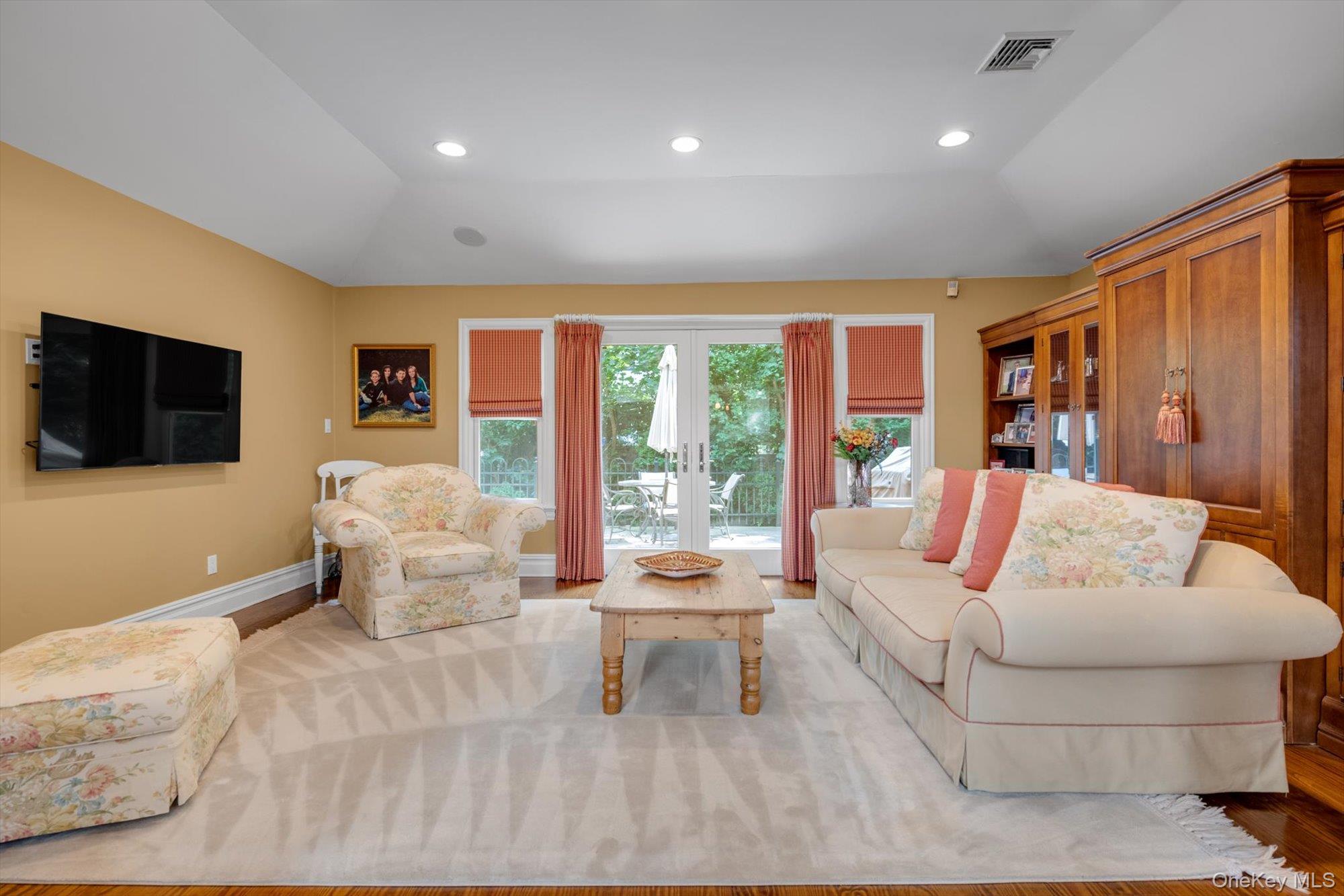 8 Briarfield Drive, Great Neck, NY 11020