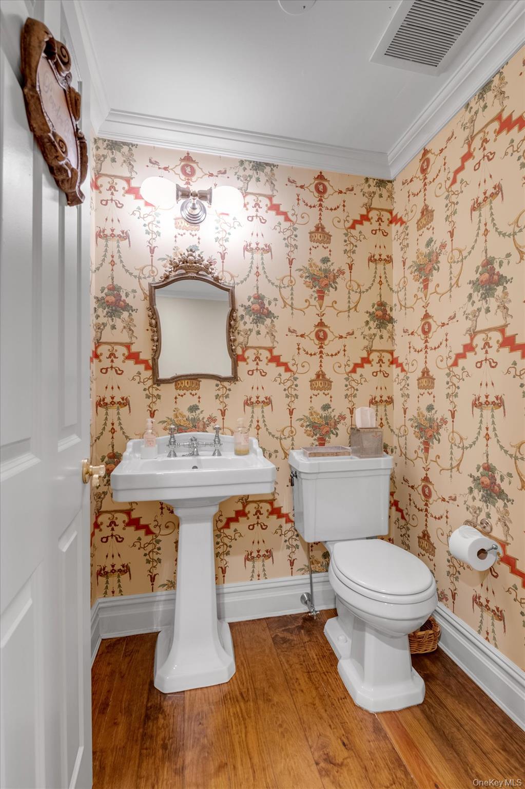 8 Briarfield Drive, Great Neck, NY 11020