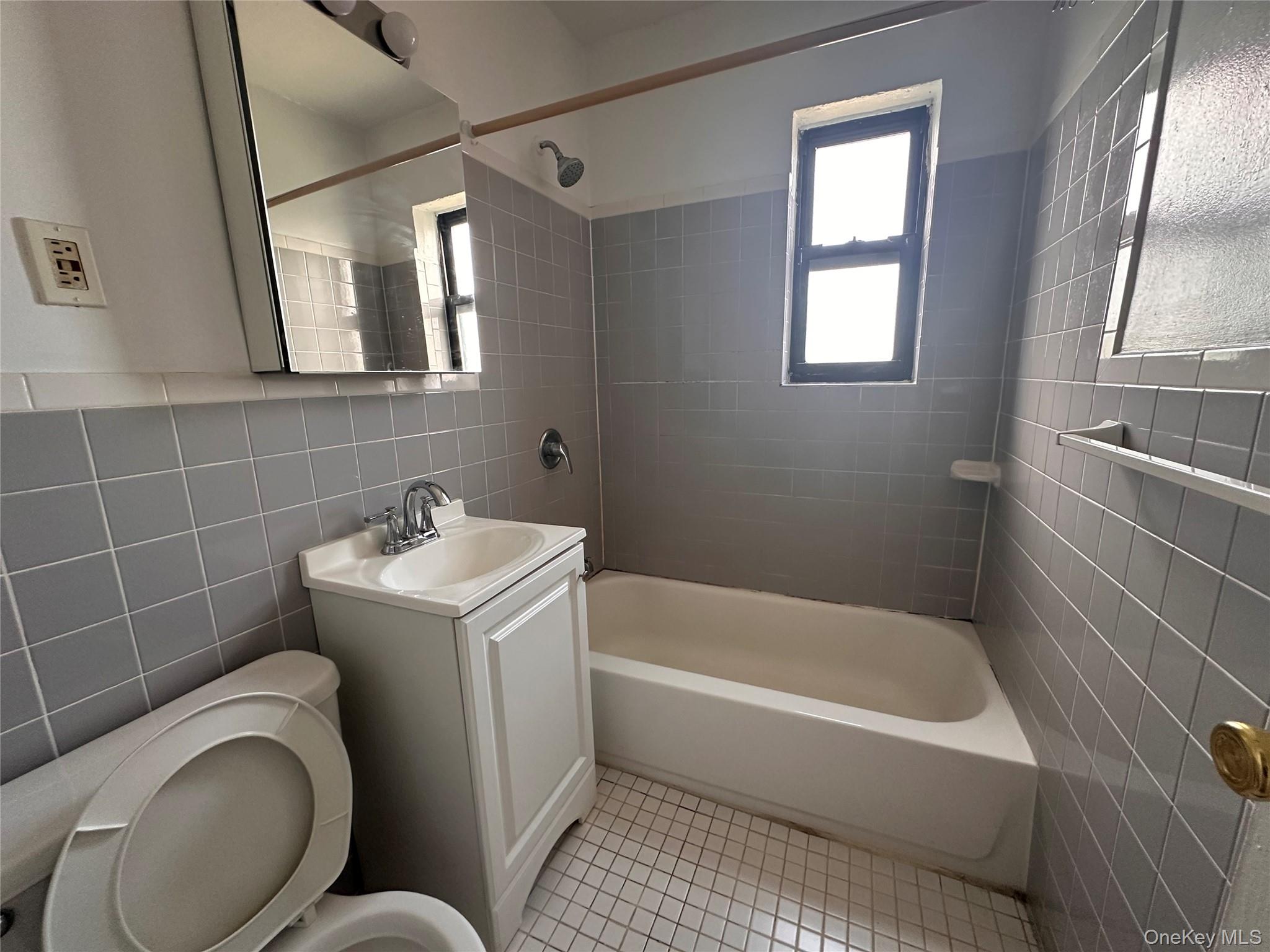 46-41 215th St # 3A, Bayside, NY 11361