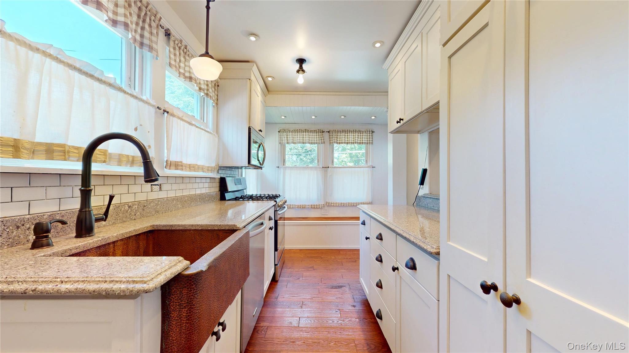 24 8th Avenue, Sea Cliff, NY 11579