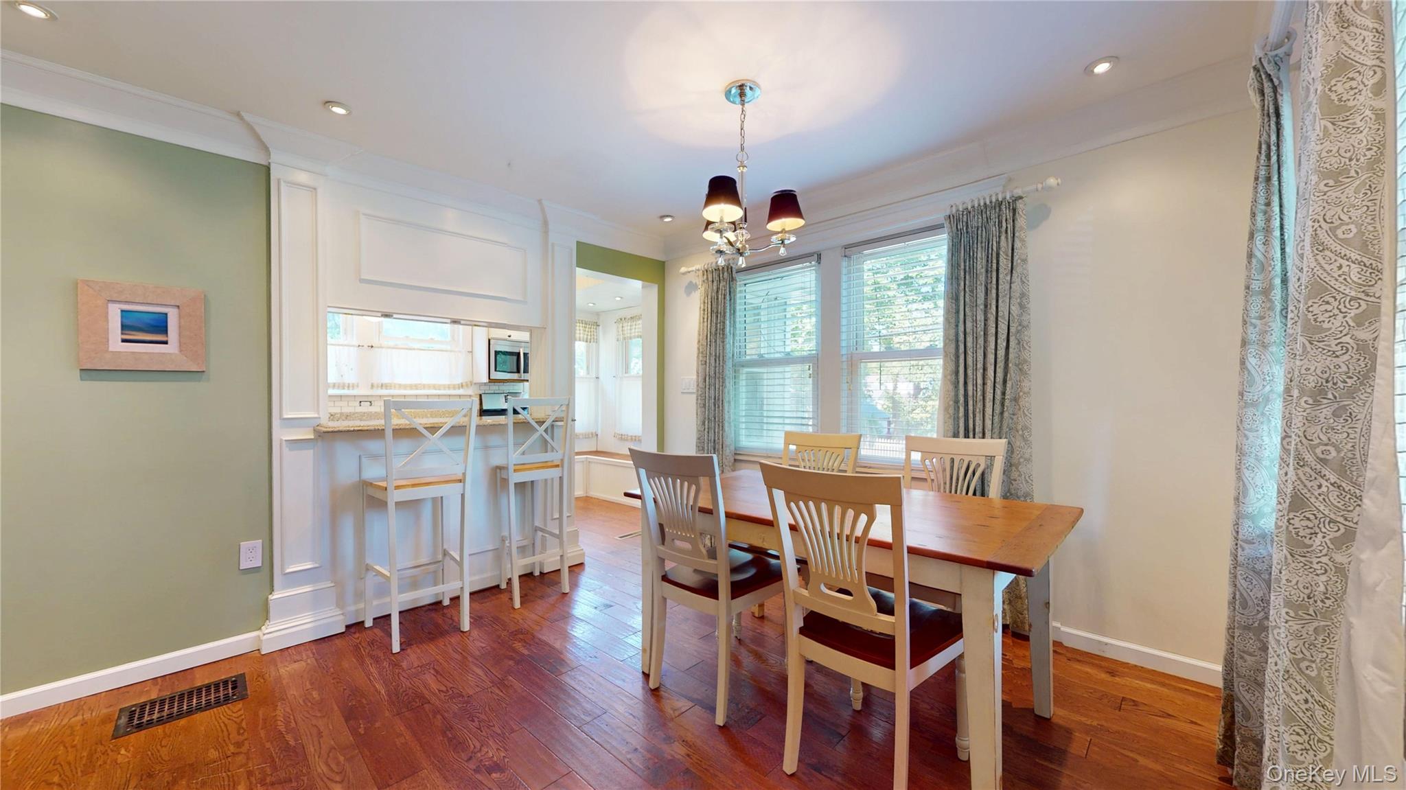 24 8th Avenue, Sea Cliff, NY 11579